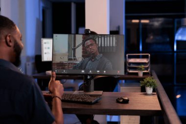 Erkek serbest çalışan, video konferansta uzaktan telekomünikasyon kullanarak çevrimiçi video görüşmesinde ofis çalışanıyla konuşuyor. Telekonferans çağrısı ile ilgili veri raporu hakkında sohbet.