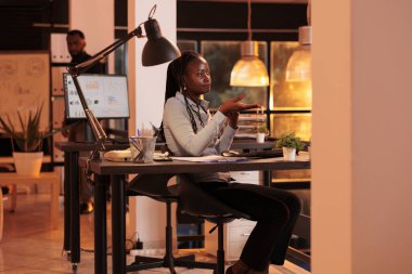 Yönetici, insanları aramak için uzaktan telekonferans uygulaması kullanarak çevrimiçi video görüşmesinde iş arkadaşlarıyla konuşuyor. Telekomünikasyon için webcam ile internet video konferansında sohbet.