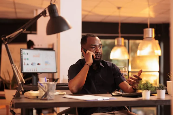 African American Businessman Talking Mobile Phone Having Remote Conversation Manager — Stock fotografie