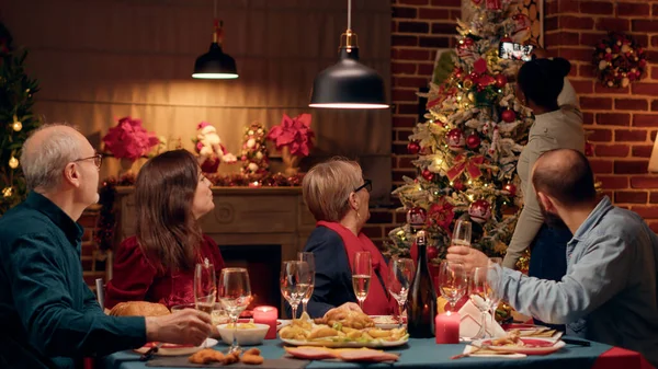 Noel Yemeği Masasında Otururken Akıllı Telefon Cihazıyla Fotoğraf Çeken Şenlikli — Stok fotoğraf
