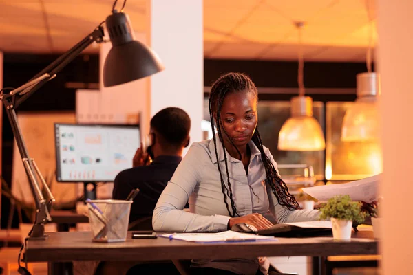 Focused Freelancer Looking Business Charts Documents Analyzing Research Information Paperwork — Fotografia de Stock