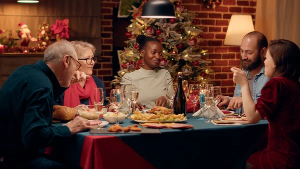 Glückliche Festliche Familienmitglieder Genießen Das Weihnachtsessen Hause Beim Gemeinsamen Essen — Stockfoto