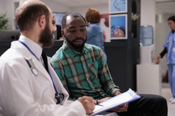 Medic Physician Talking Male Patient Waiting Room Using Medical Checkup — Stockfoto