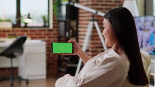Šťastný Asijský Člověk Mobilním Telefonem Mockup Izolované Displej Při Sezení — Stock video