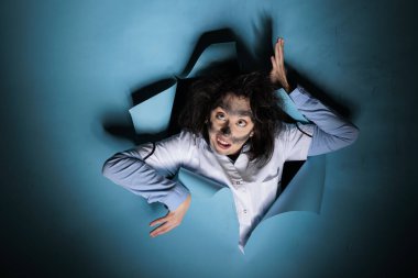 Dağınık saç stili olan çılgın bir kimyager, kameraya komik jestler yaparken komik görünüyor. Laboratuvar patlamasından sonra tuhaf bakışları ve kirli yüzü olan aptal bir bilim adamı deli gibi davranıyor..