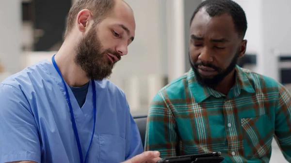 Uomo Afroamericano Infermiere Sesso Maschile Guardando Tablet Digitale Trovare Diagnosi — Foto Stock