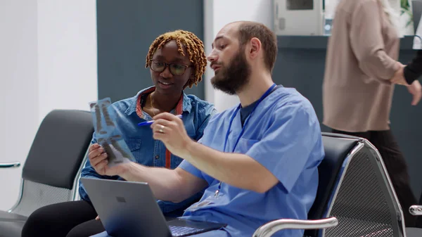 Patiente Qui Regarde Les Résultats Radiographie Avec Assistant Médical Qui — Photo