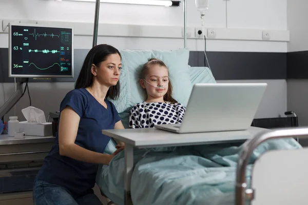 Mère Attentionnée Assise Côté Fille Malade Sous Traitement Tout Regardant — Photo