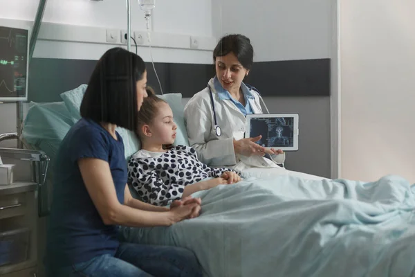 Radiologie Experte Untersucht Röntgenbild Eines Kranken Kleinen Mädchens Das Auf — Stockfoto
