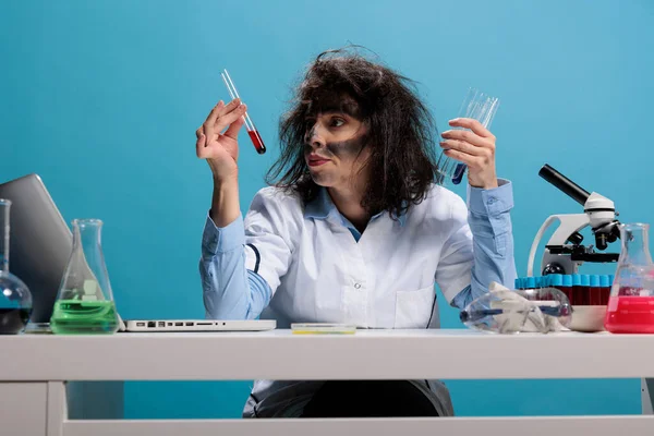 Mad Scientist Goofy Aspect Laboratory Examinating Liquid Substance Foolish Wild — 스톡 사진
