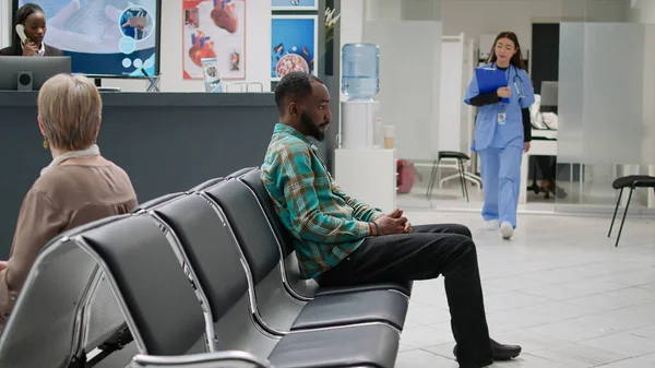 Άνδρας Ασθενής Περιμένει Στο Λόμπι Υποδοχής Του Νοσοκομείου Για Παρακολουθήσει — Φωτογραφία Αρχείου