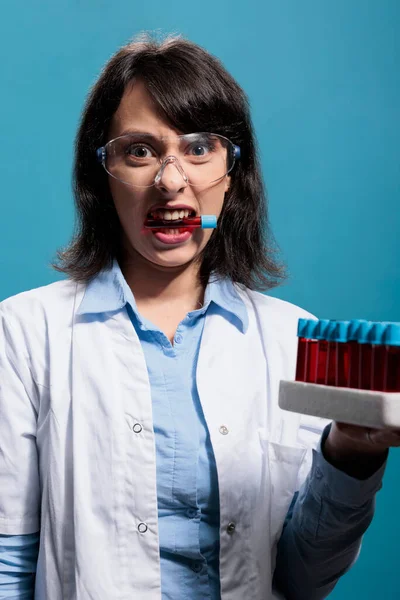 Biochemist Woman Having Glass Tube Teeth While Holding Lab Tray — Stockfoto