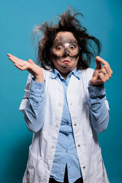 Crazy Chemist Shrugging Arms Because She Does Know Failed Chemical — Stockfoto