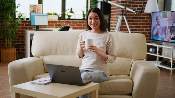 Joyful Mulher Asiática Sentado Sala Estar Trabalhando Casa Enquanto Sorrindo — Fotografia de Stock