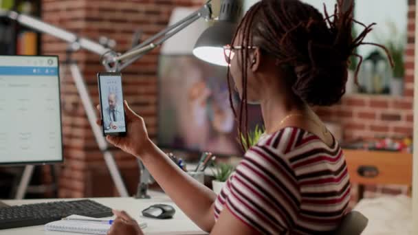 Paciente Femenina Que Consulta Con Médico Videoconferencia Usando Smartphone Para — Vídeo de stock