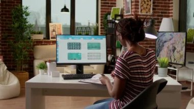 Web 3.0 yazılım uygulamasına bakan bir şirket çalışanı uzaktan kumanda için bilgisayar kullanıyor. Gelecekteki internet sitesi içeriği, dijital veri arama ve metin hizmetiyle çalışmak.