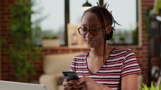 Портрет Женщины Фрилансера Отправляющей Смс Мобильный Телефон Использующей Приложение Социальных — стоковое видео