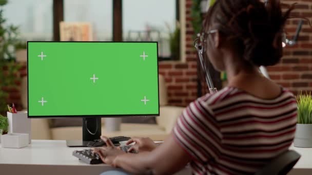 Kobieta Wolny Strzelec Patrząca Komputer Zielonym Ekranem Pracująca Zdalnie Pracownik — Wideo stockowe