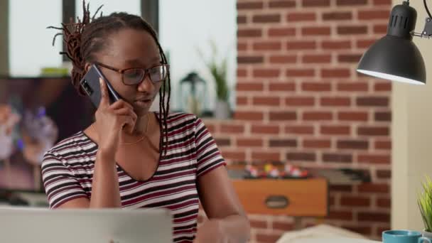 Employé Entreprise Parler Aux Gens Sur Téléphone Intelligent Utilisant Ligne — Video