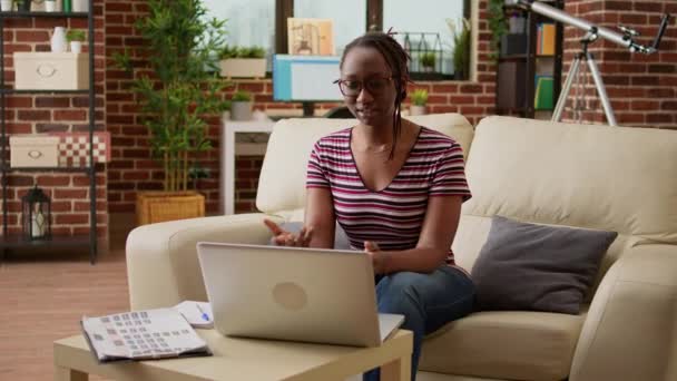 Женщина Фрилансер Посещающая Бизнес Видеоконференцию Ноутбуке Рассказывает Удаленной Работе Над — стоковое видео