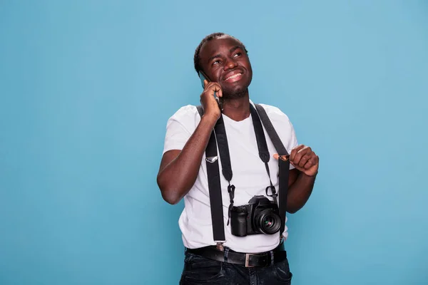 Happy Professional Photographer Talking Smartphone While Having Dslr Camera Blue — Φωτογραφία Αρχείου