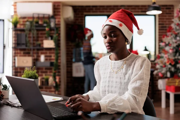 Company Employee Using Laptop Office Job Celebrating Winter Season Christmas —  Fotos de Stock