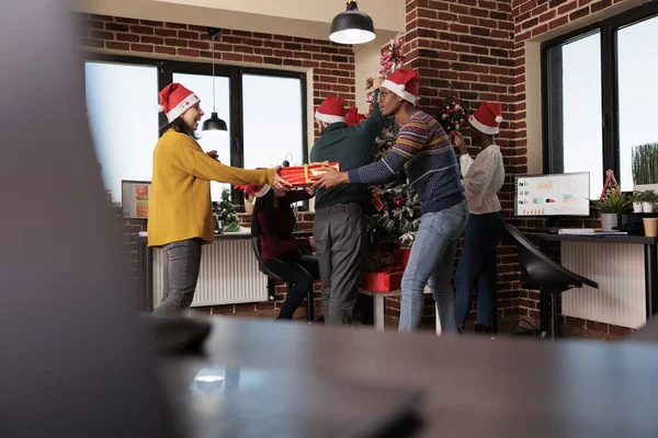 Groupe Multiethnique Personnes Échangeant Des Cadeaux Vacances Lors Célébration Noël — Photo