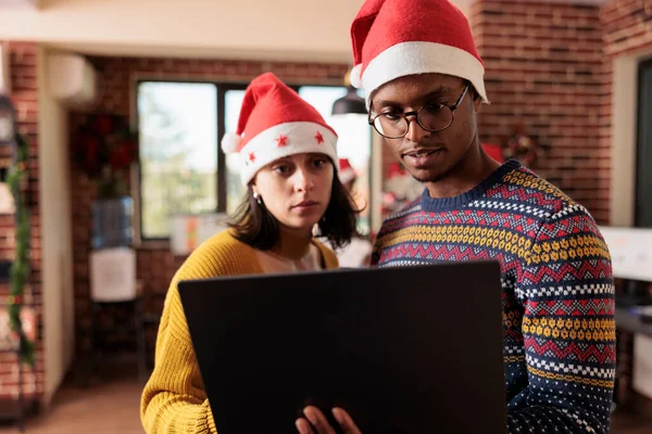 Multiethnic Team Colleagues Working Laptop Winter Season Office Christmas Tree — Stock fotografie