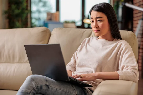 Справжня Азіатська Молода Жінка Використовуючи Ноутбук Сидить Дивані Вдома Красива — стокове фото
