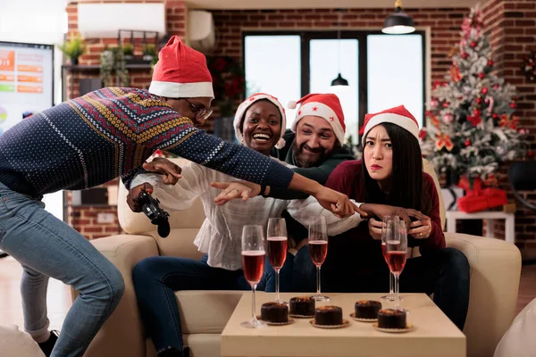 Diverse Coworkers Playing Video Games Christmas Event Celebrating Winter Holiday — Stock fotografie