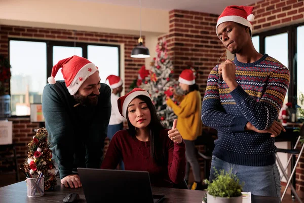 Multiethnic Team Coworkers Using Laptop Christmas Working Project Office Decorated — Fotografia de Stock