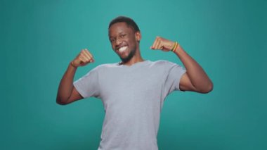 Kazanan erkek, başarı ve zafer hakkında neşeli hissediyor, büyük galibiyeti ve başarıyı kutluyor. Heyecanlı, sevinçli, sevinçli, zafer tatmini içinde, stüdyoda gülümseyen biri..