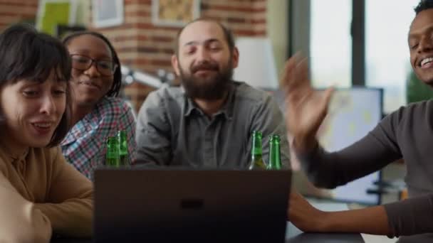 Разнообразная Группа Людей Использующая Видеоконференцию Общения Ноутбуке Ведет Удаленный Разговор — стоковое видео