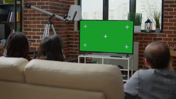 Sekelompok Orang Melihat Layar Hijau Televisi Duduk Sofa Teman Menonton — Stok Video