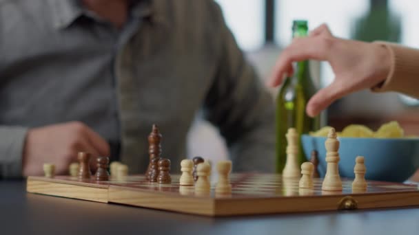 Muž Žena Hrají Strategickou Konkurenci Deskovými Hrami Baví Pivem Hranolky — Stock video