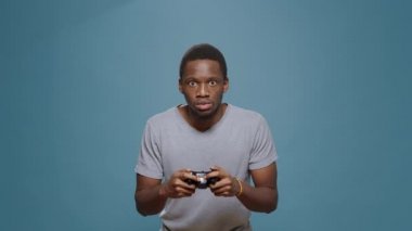 Mutlu adamın çevrimiçi video oyunları kazanmasının POV 'u TV konsolunda oynuyor, başarılı oyun yarışmasının tadını çıkarıyor. Neşeli oyuncu hobi ve eğlence olarak sanal oyun aktivitesiyle eğleniyor.