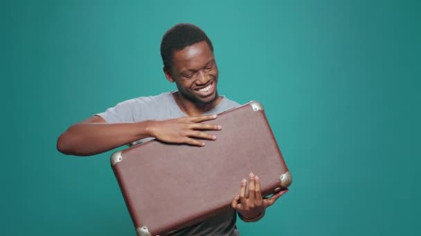 提着手提箱的快乐男人对假期旅行感到兴奋 离开去国外旅行 带着公文包行李准备旅游度假旅行的快乐模型 — 图库视频影像