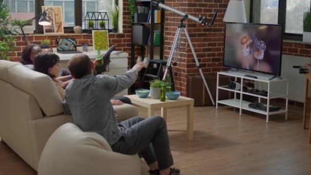 Grupo Multiétnico Pessoas Assistindo Filme Televisão Divertindo Com Atividade Lazer — Vídeo de Stock