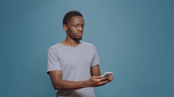 Gefrustreerde Man Voelt Zich Verdrietig Ontgoocheld Smartphone Het Vinden Van — Stockvideo