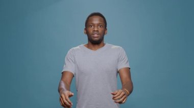 Neşeli, olumlu adam kameraya baş parmak hareketi yapıyor. Onayını ve hayranlığını dile getiriyor. Mutlu yetişkin gösterimi tamam ve iyi işaret, reklam başarısı ve anlaşma, heyecanlı kişi.