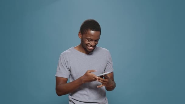 Сучасна Людина Яка Переглядає Інтернет Сайті Смартфона Використовує Мобільний Телефон — стокове відео