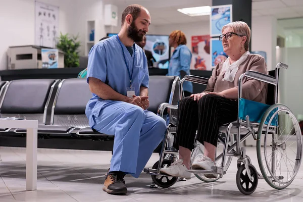 Male Assistant Consulting Patient Chronic Disability Hospital Waiting Area Medical — Stock Photo, Image