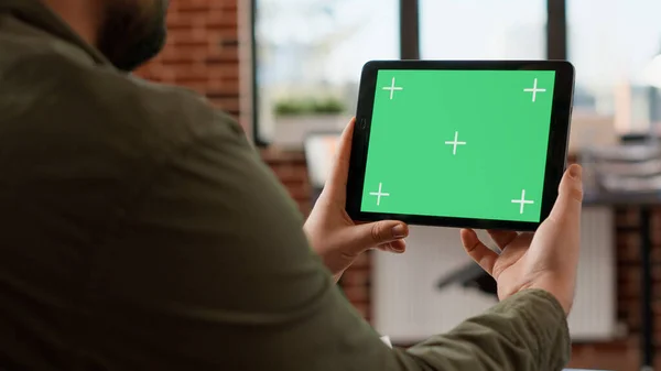 Office Worker Holding Horizontal Greenscreen Tablet Analyzing Chroma Key Display — Foto Stock