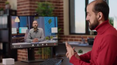 Bilgisayarda uzaktan video görüşmesine katılan bir iş adamı online video konferansında müdürle konuşuyor. Web kamerası telekomünikasyonu için telekonferans çağrısını kullanan bir ofis çalışanı.