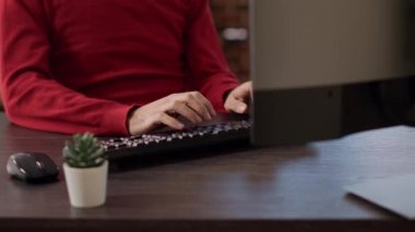 Erkek ofis çalışanı iş stratejisi planlamak, grafikleri ve finansal istatistikleri çevrimiçi analiz etmek için bilgisayardaki çizelgeleri kullanıyor. Serbest çalışma projesinde çalışan bir çalışan. El kamerasıyla. Kapat..