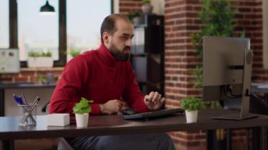 Görevdeki başarısını kutlayan memnun iş adamı, iyi haberler ve zaferden dolayı mutlu. Finansal proje üzerinde çalışan ve büyümenin tadını çıkaran gururlu bir çalışan..