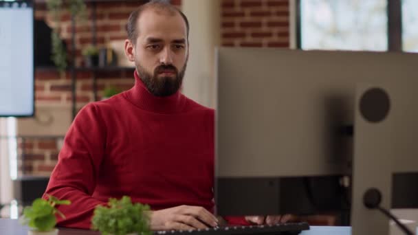 Exausto Homem Estressado Trabalhando Análise Marketing Tentando Criar Desenvolvimento Financeiro — Vídeo de Stock