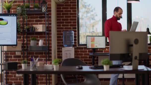 Ділова Людина Стоїть Офісі Компанії Тримає Ноутбук Щоб Подивитися Статистику — стокове відео
