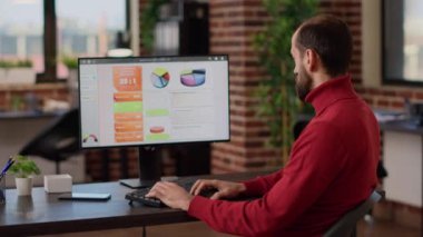 Ekonomi grafikleri ve veri tabloları üzerinde yönetim analizi kullanarak araştırma istatistikleri oluşturmak için yürütme projesini analiz eden bir ofis çalışanı. Bilgisayarda pazarlama büyüme diyagramı. El kamerasıyla..