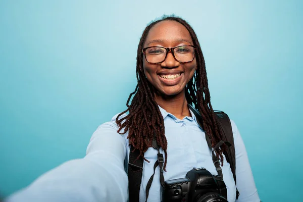 Happy Confident African American Young Adult Woman Taking Selfie Photo — Stock fotografie